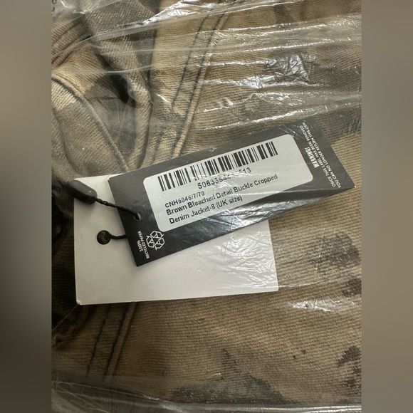 NWT Prettylittlething BROWN BLEACHED DETAIL BUCKLE CROPPED DENIM JACKET - Picture 3 of 3